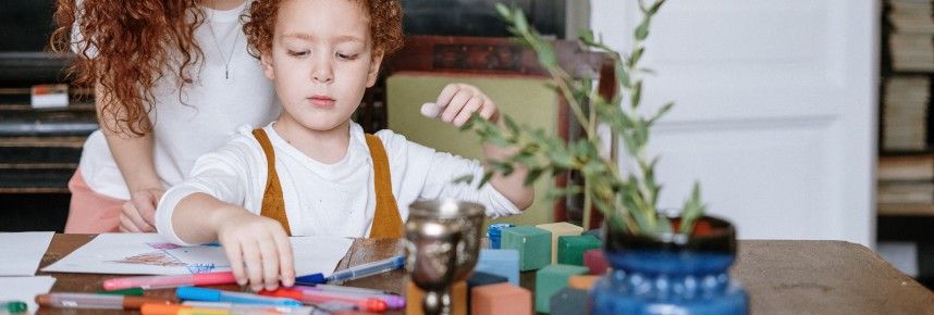 Niño pintando