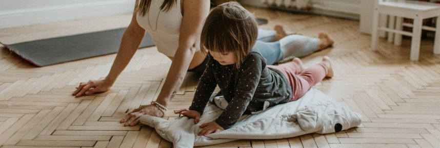 Niña haciendo gimnasia