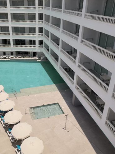 Piscina hotel BLUESEA Lagos de Cesar